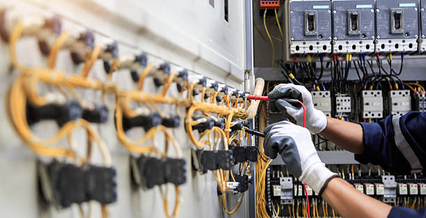 Professional Electrician technician working in Manito, IL